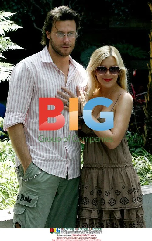 Tori Spelling and Dean McDermott Arrive in LA