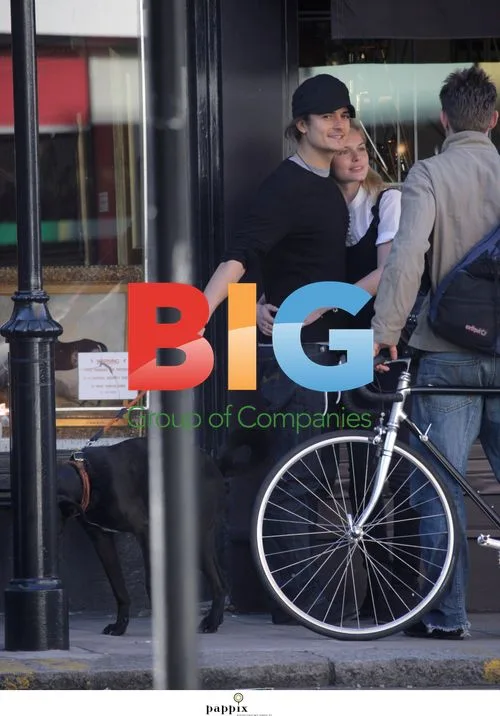 Orlando Bloom and Kate Bosworth spotted on dog walk