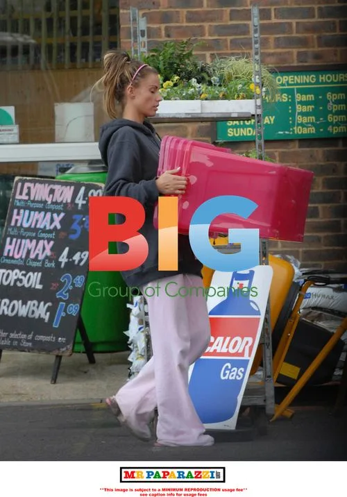 Katie Price Shops in Pink Outfit