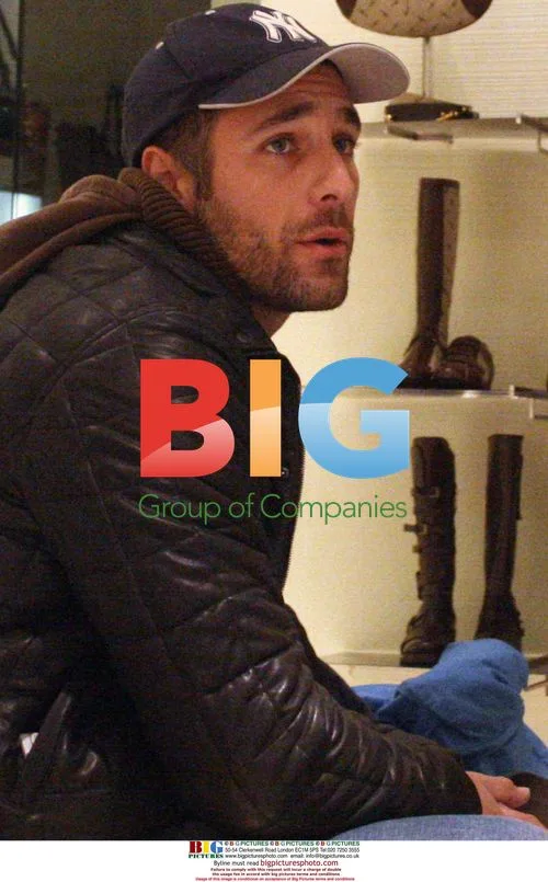 Raoul Bova Shopping in Milan