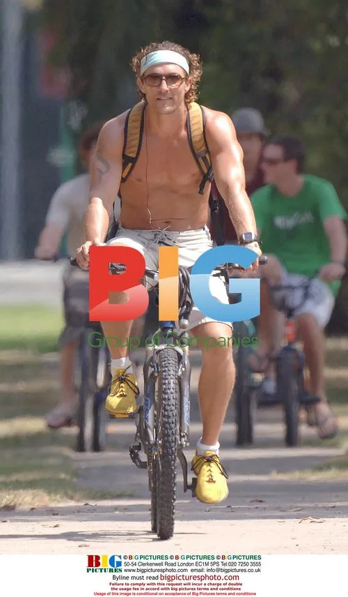 Mathew McConaughey rides bike without helmet