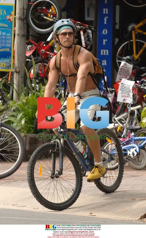 Mathew McConaughey rides without helmet