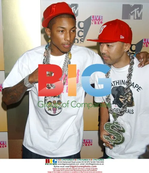 Pharell Williams arrives at 2006 MTV VMAs