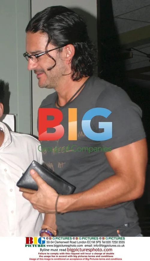 Ricardo Arjona with girlfriend Deisy Arvelo