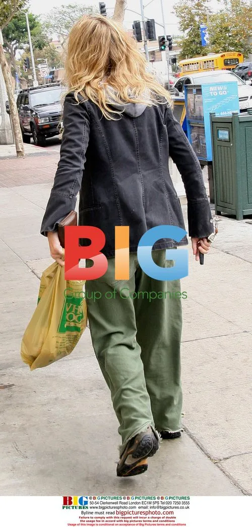 Meg Ryan buys magazines in Brentwood