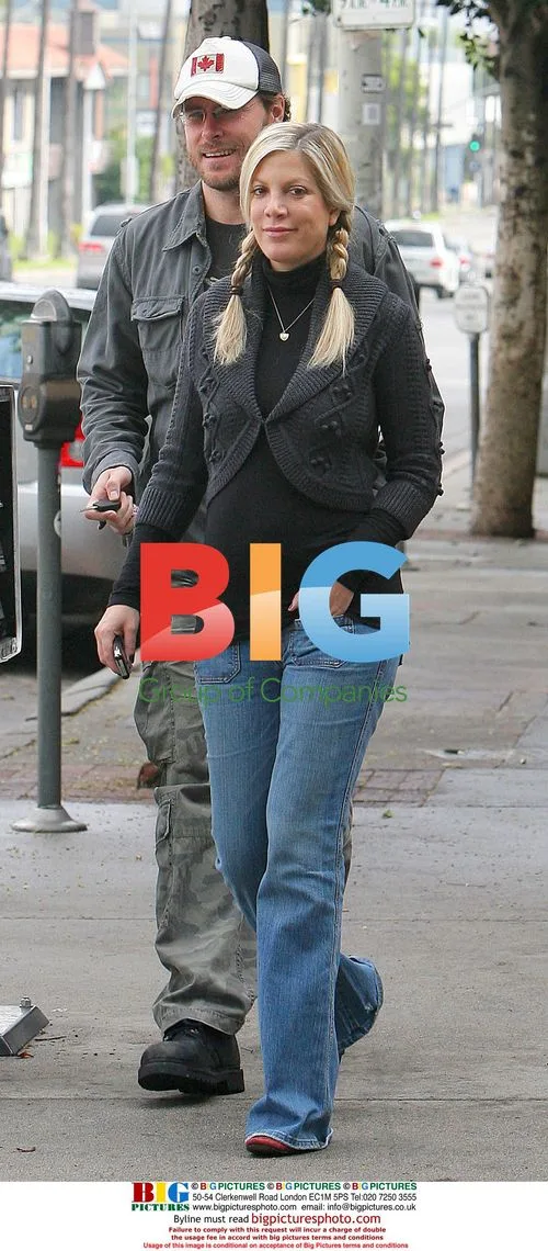 Tori Spelling steps out with Dean McDermott