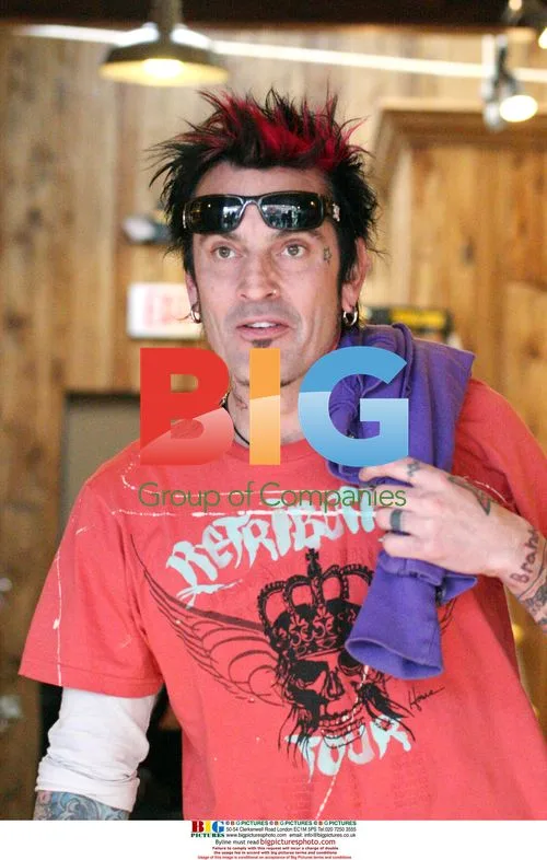 Tommy Lee and girlfriend shop for sunglasses
