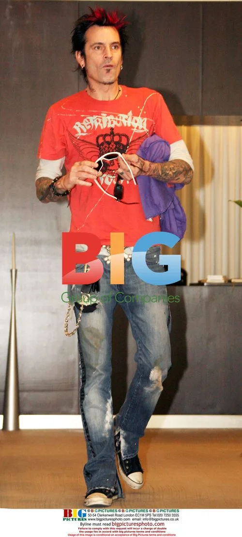 Tattooed rocker Tommy Lee and girlfriend shop