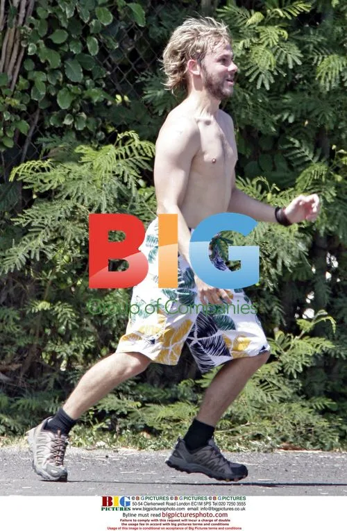 Dominic Monaghan Plays Basketball in Hawaii