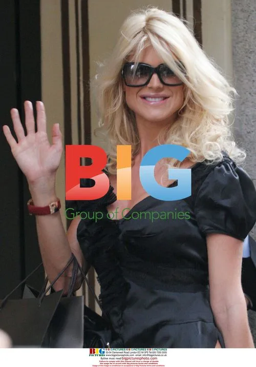 Victoria Silvstedt Shopping in Milan