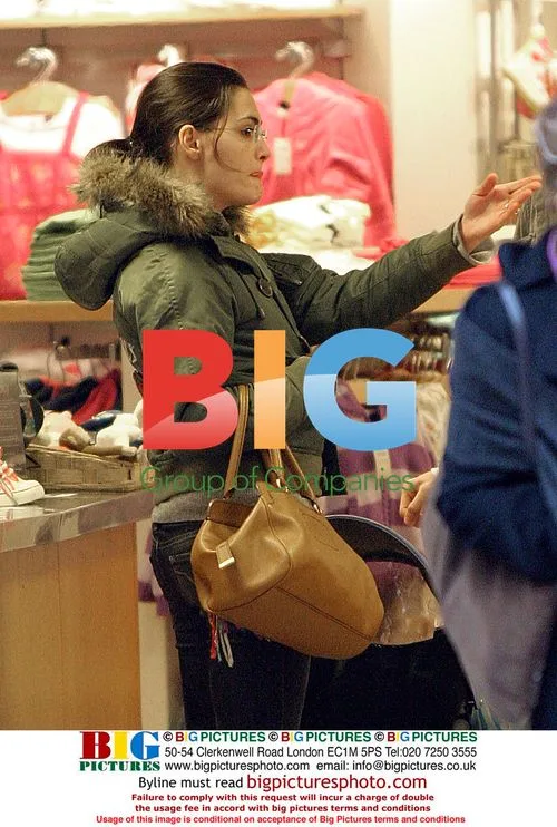 Robert Pires and girlfriend shop for baby