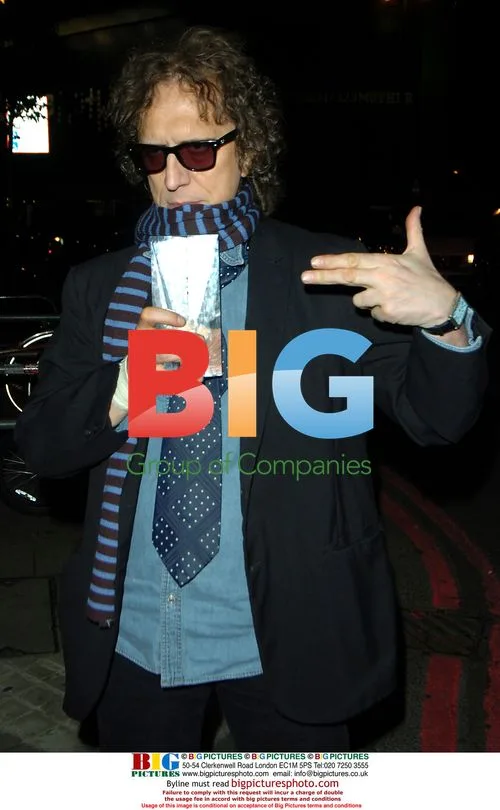 Mick Rock Accepts Contribution to Music Award