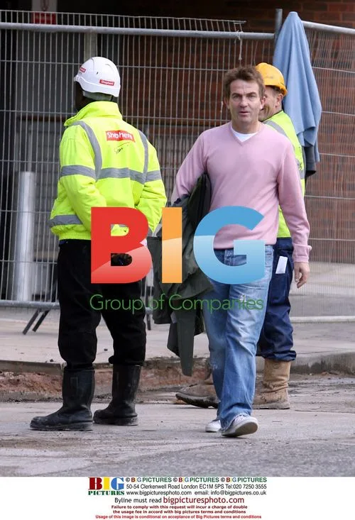 Bradley Walsh stops for chat with builders