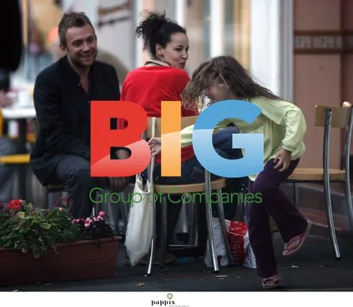 Singer Damon Albarn with wife and daughter
