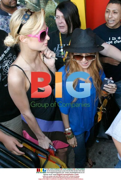 Paris Hilton and Nicole Richie Shopping for Dog Beds