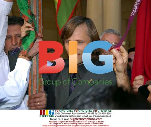 Viggo Mortensen receives title, puppies in Spain