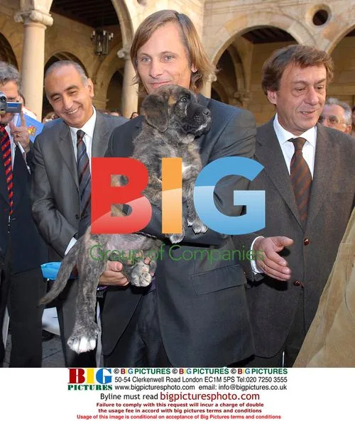 Viggo Mortensen receives title and puppies in Leon