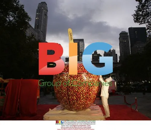 Celebrity Chef Bill Yosses Creates World's Largest Candied Apple
