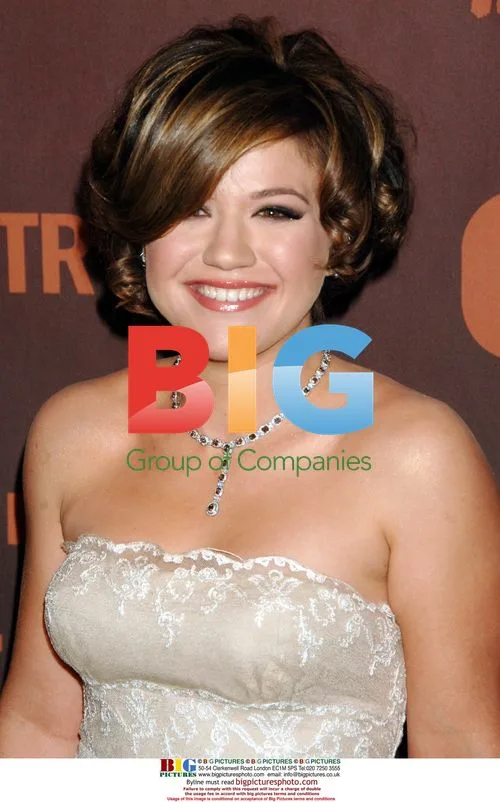 Kelly Clarkson Arrives for 'CMT Giants' Tribute