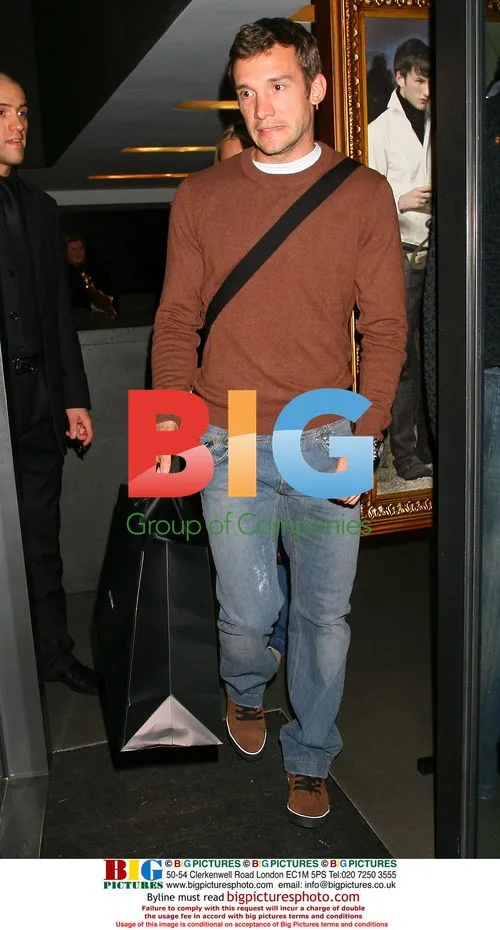 Chelsea's Shevchenko Shops With Pregnant Wife