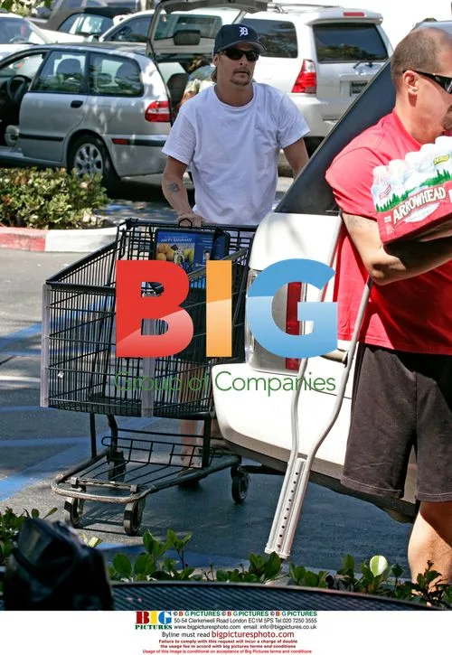 Kid Rock Makes Injured Friend Carry Groceries