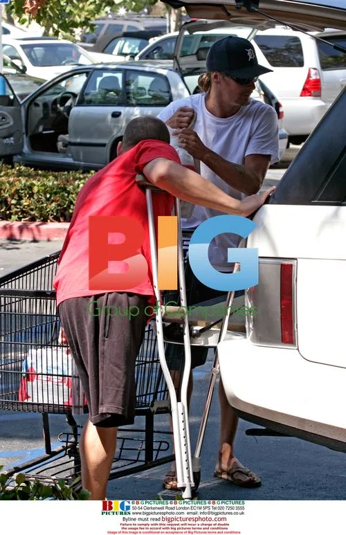 Kid Rock Makes Injured Friend Carry Groceries