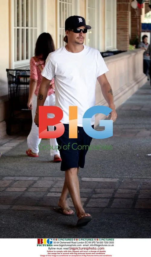 Kid Rock Makes Injured Friend Carry His Groceries