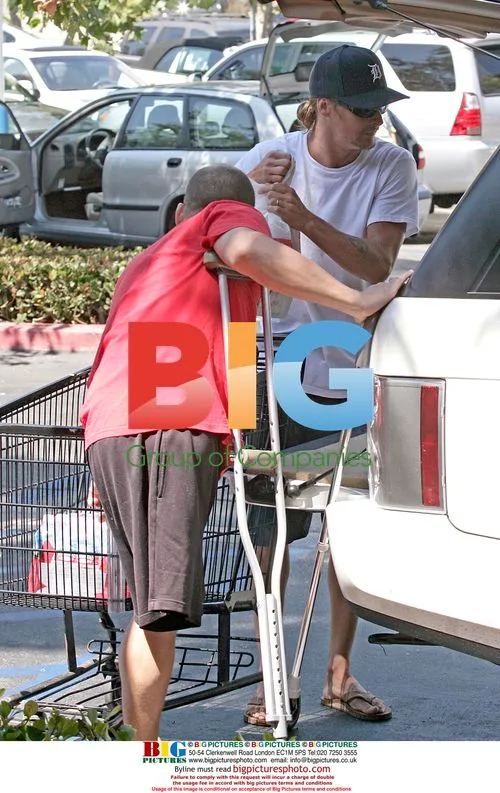 Kid Rock Makes Crutched Friend Carry Groceries