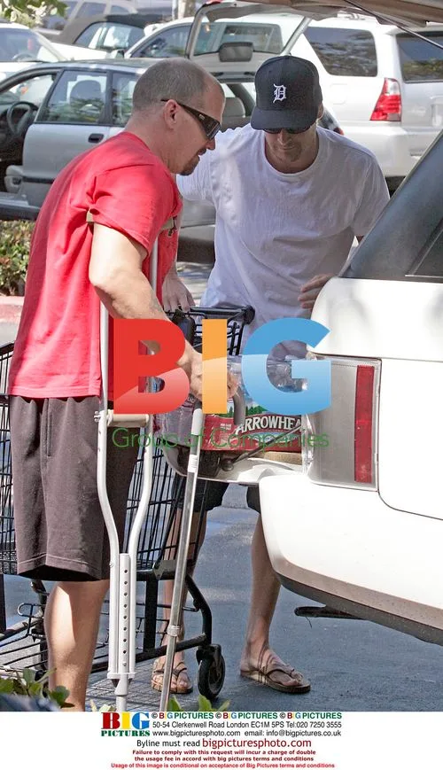 Kid Rock Makes Injured Friend Carry Groceries