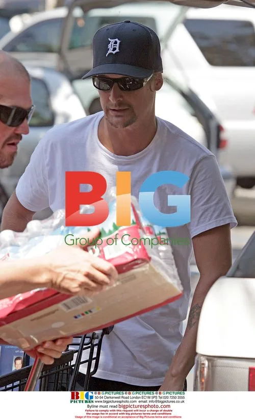 Kid Rock Makes Injured Friend Carry Groceries