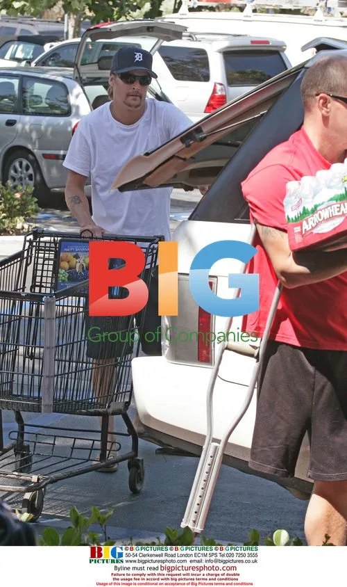 Kid Rock Makes Injured Friend Carry Groceries