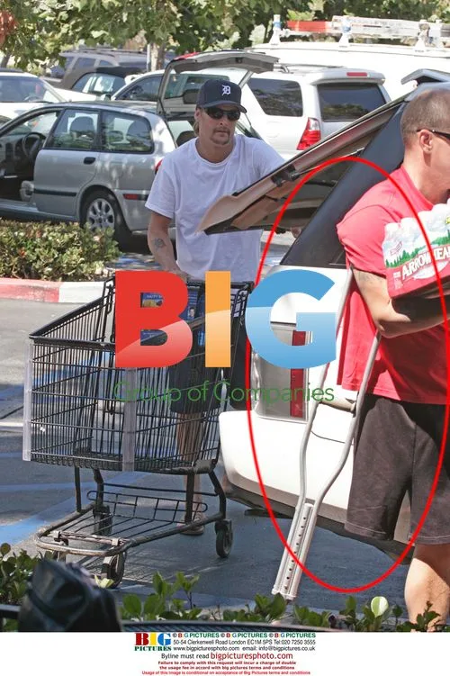 Kid Rock Makes Injured Friend Carry His Groceries