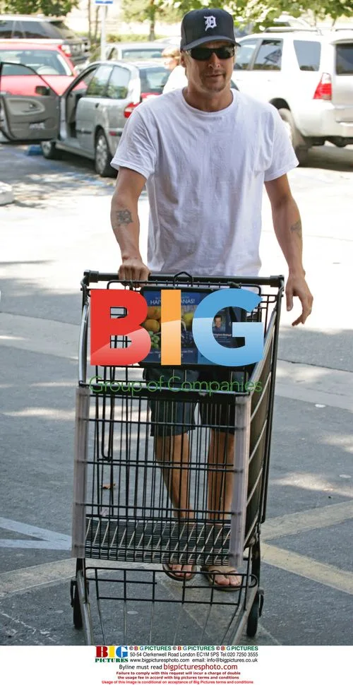 Kid Rock Makes Injured Friend Carry Groceries