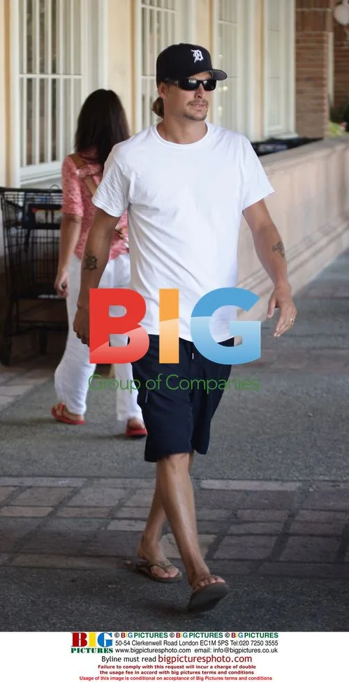 Kid Rock Makes Injured Friend Carry Groceries