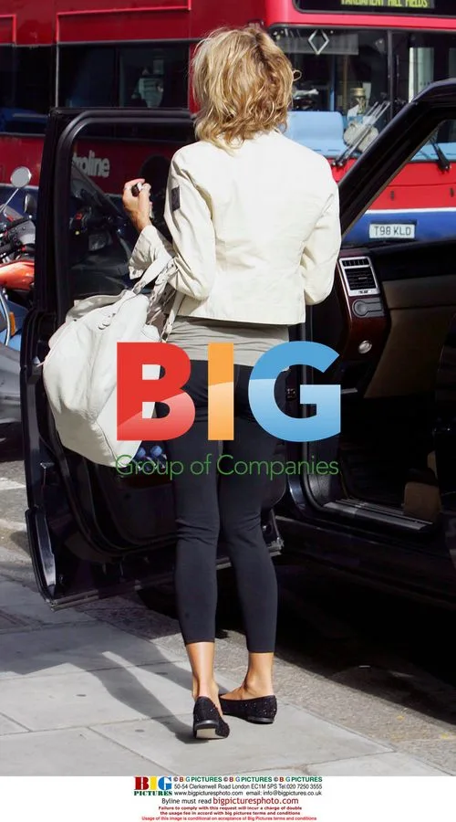 Supermodel Elle Macpherson Shopping in London