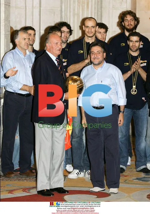 Spanish King and Queen Receive Basketball Team
