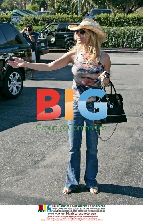 Rosanna Arquette Shopping in Malibu