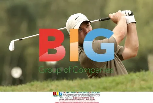 Paul Casey Plays Approach Shot at HSBC World Matchplay