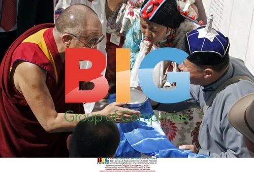 Dalai Lama Greets Denver Tibetan Community