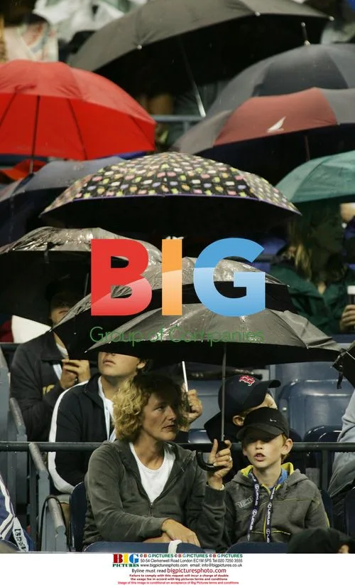 US Open Spectators Brave Rain Delay