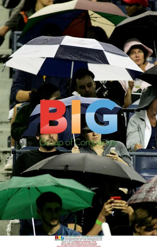 Spectators Huddle at US Open as Rain Resumes