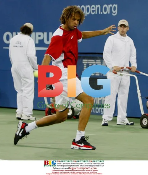 Tenns star James Blake warms up at US Open