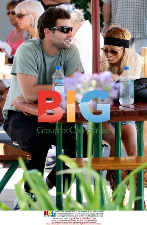 Nicole Richie and Brody Jenner get food