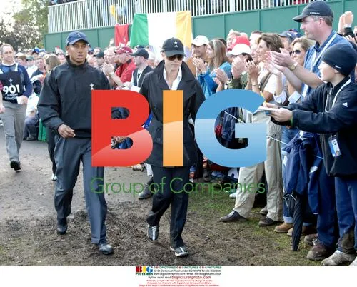 Tiger Woods escorted off 16th green by Elin at 2006 Ryder Cup