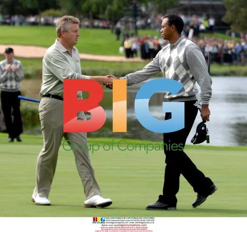 Tiger Woods shakes hands with Colin Montgomerie
