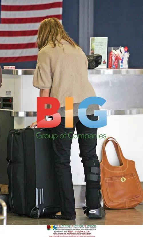 Mandy Moore Limps Through LAX