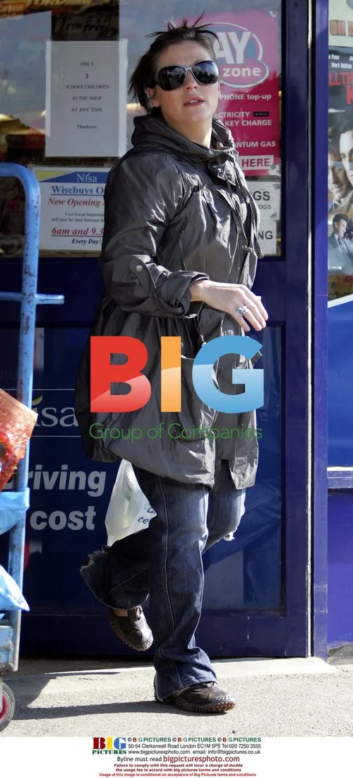 Jessie Wallace goes shopping