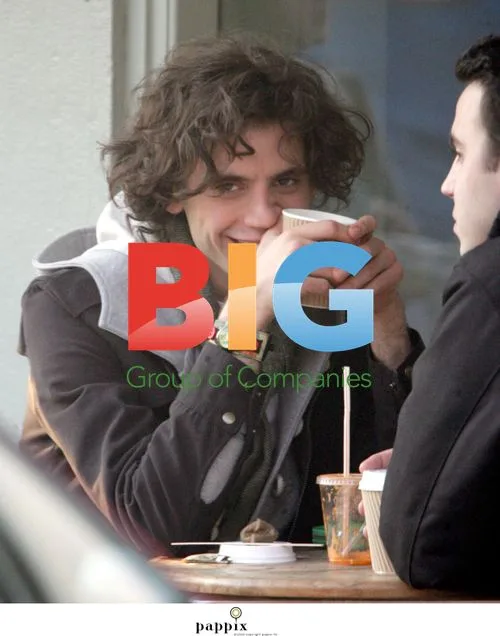 Mika Relaxes with Friend at Cafe