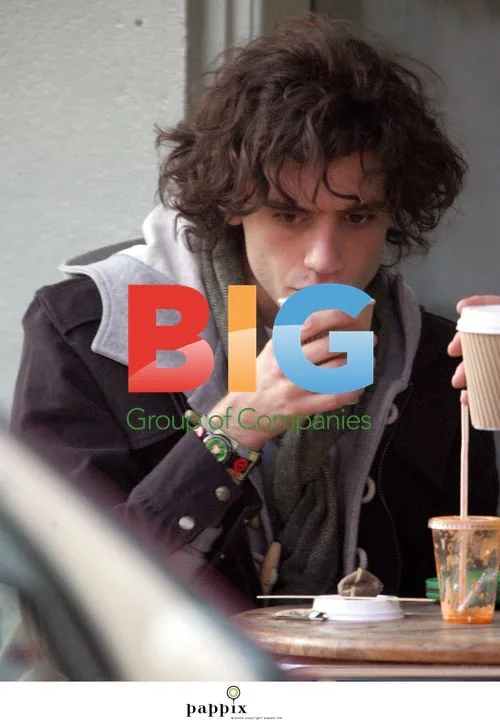 Mika Relaxes with Friend at Cafe