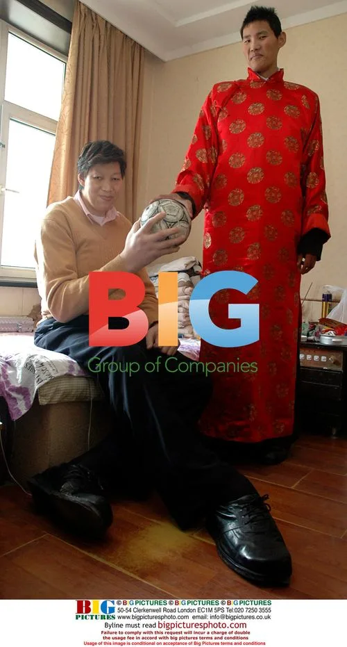 Two Chinese Giants Over 2 Meters Tall